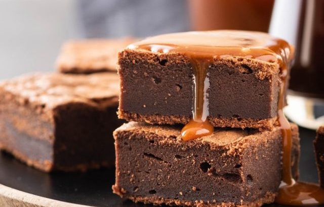 How to Make Dark Chocolate and Salted Caramel Brownies